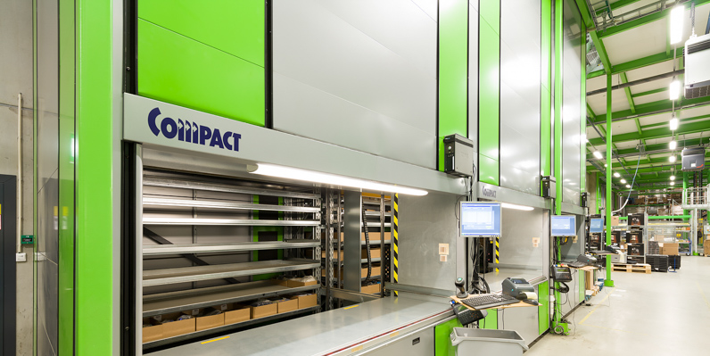 Foto av lagerautomaten Compact Multi i fargene grå og grønn. Foto.